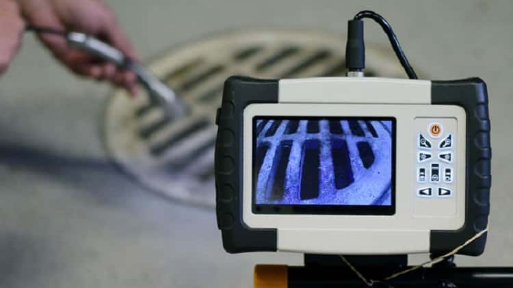 Inspeção por câmera em tubulação de esgoto