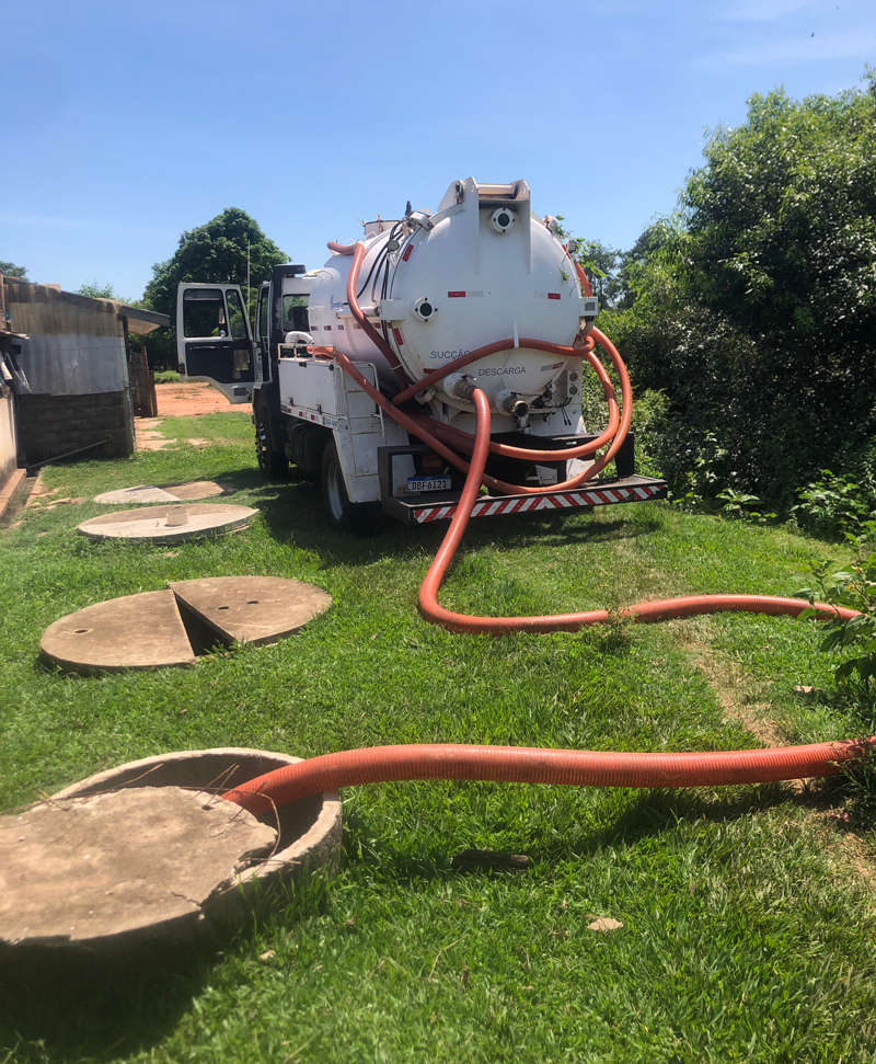 Técnico desentupindo pia em residência